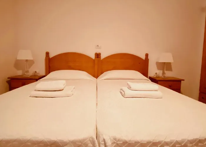 Comfortable Flat Close To The דירה *
